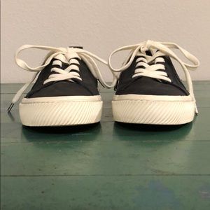 Cariuma low black suede black logo sneaker